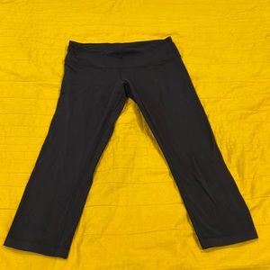 Lululemon black capri leggings size 8
